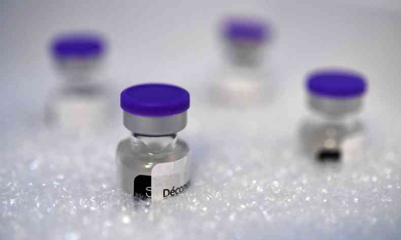 Frascos da vacina Pfizer-BioNtech Covid-19, so estocados em um freezer a baixas temperaturas em um centro de vacinao em Quimper, oeste da Frana, em 16/02/2021. Estudo aponta que primeira dose da vacina Pfizer tem 92% de eficcia contra COVID-19(foto: Fred Tanneau/AFP)