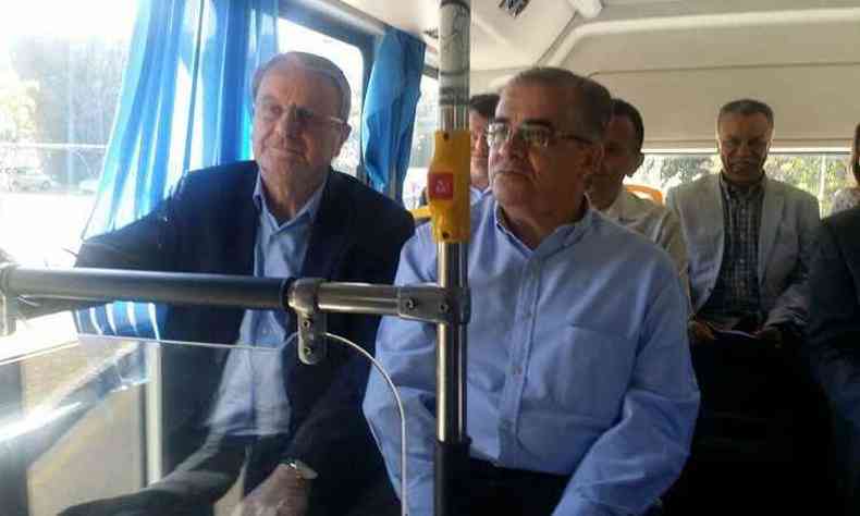Marcio Lacerda e o presidente da BHTrans, Ramon Victor Cesar, deram uma volta no novo ônibus nas ruas do Bairro Buritis(foto: Paulo Filgueiras/EM/D.A PRESS)