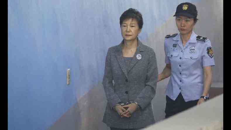 Park Geun-hye chegando para participar de audincia em tribunal de Seul em 2016