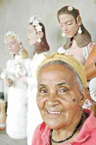 Dona Izabel e suas bonecas de barro: trabalho admirado por colecionadores e especialistas(foto: Lucas Van Beuque/Divulgao )