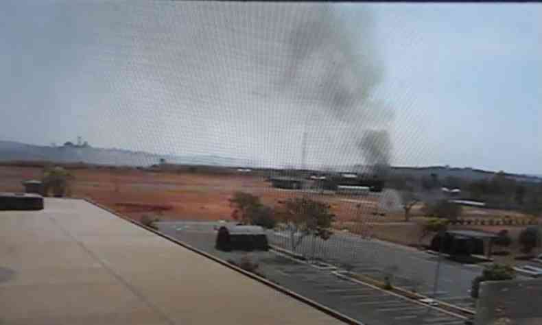 Fogo se alastrou por vegetao prxima ao aeroporto(foto: Reproduo)