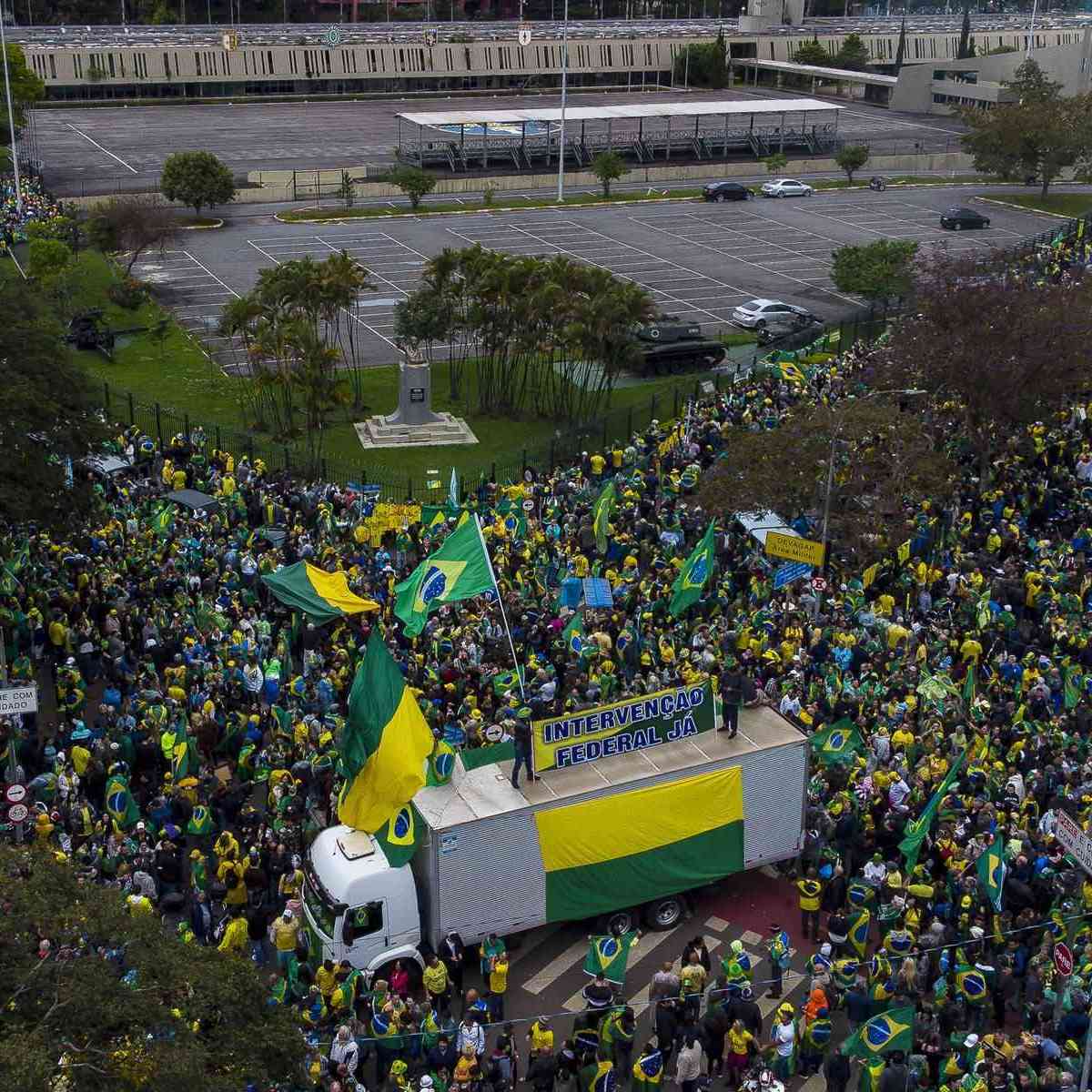 Com desfile militar, Bolsonaro só mostrou a potência do meme