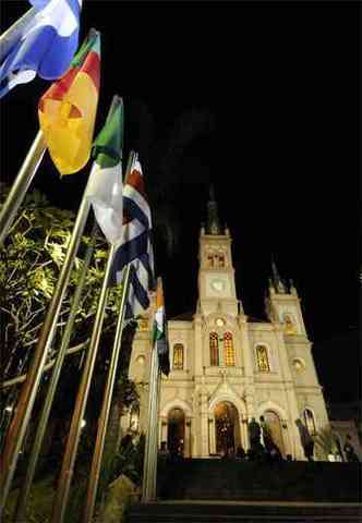 J decorada com bandeiras dos 32 pases participantes da Copa, igreja come3a hoje a receber andaimes para a recuperao esttica(foto: Jair Amaral/EM/DA Press)