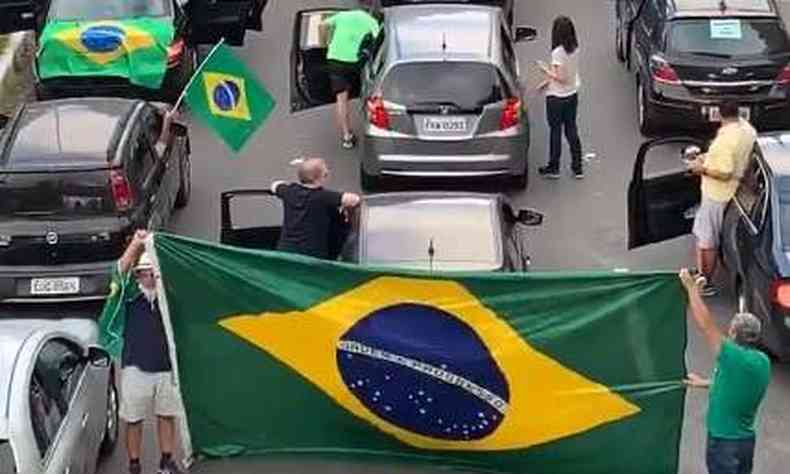 Com diversas bandeiras brasileiras, manifestantes paralisaram avenida na regio central da capital paulista.(foto: Reproduo/Twitter)