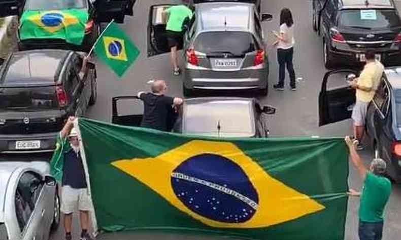 Bolsonaristas Fazem Carreata Contra Isolamento E Paralisam Avenida Proxima A Hospital Em Sao Paulo Nacional Estado De Minas