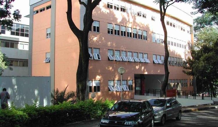 Foto da fachada do pr�dio da Escola de Enfermagem.