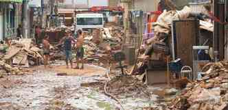 Municpio foi destrudo por tsunami de lama provocado pelo transbordamento do Rio Xopot na segunda-feira. A preocupao agora  garantir assistncia a milhares de moradores que perderam tudo(foto: Marcos Michelin/EM/D.A Press)