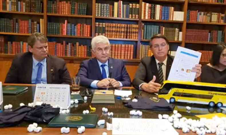 Ministros Tarcsio Gomes de Freitas (Infraestrutura) e Marcos Pontes (Cincia, Tecnologia e Inovaes) participaram da transmisso, alm de Bolsonaro(foto: Reproduo/YouTube)