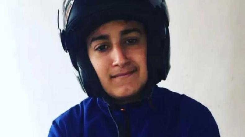 Nahel M. foi morto a tiros pela polícia na terça-feira, provocando dias de protesto e tumulto(foto: Arquivo da família) O adolescente Nahel M. usando um capacete de motocicleta