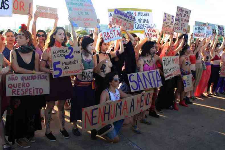 Mulheres e organizaes feministas protestam por mais direitos na Esplanada dos Ministrios (foto: AFP)