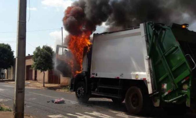 Caminhão de lixo foi incendiado pelos criminosos(foto: Polícia Militar / Divulgação) Caminhão de lixo foi incendiado pelos criminosos(foto: Polícia Militar / Divulgação)