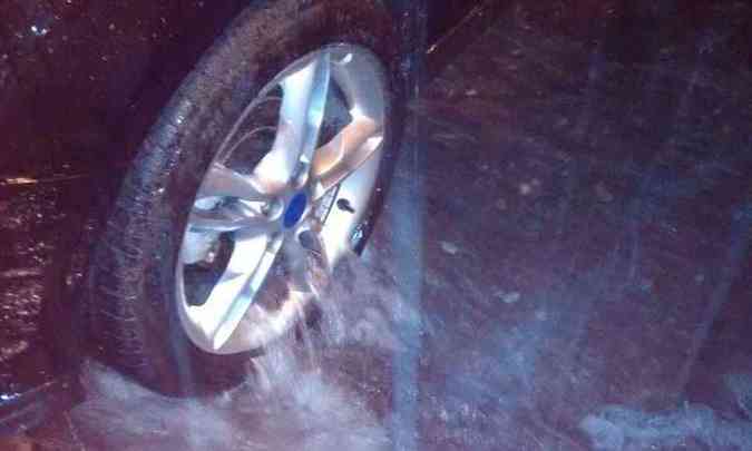 Enxurrada alta passa por dentro da roda de carro estacionado na Rua Gonalves Dias, na Regio Centro-Sul (foto: Paula Carolina/EM/D.A Press)