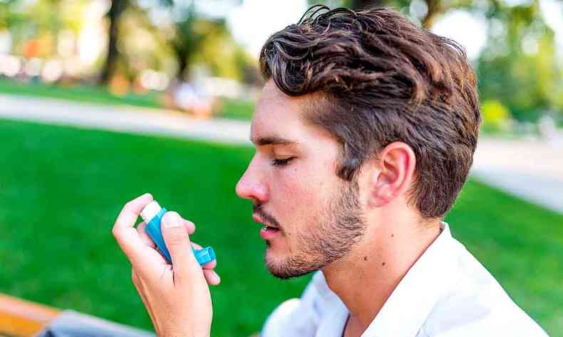 Homem faz uso de bombinha para asma