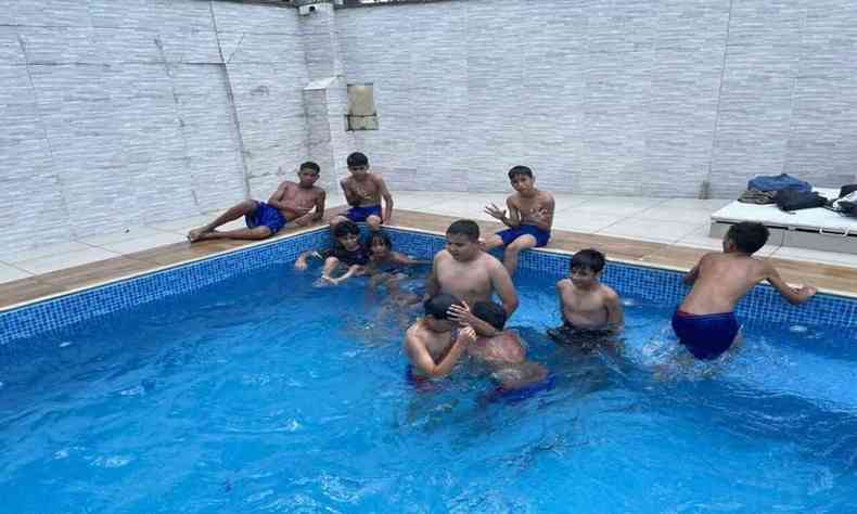 12 crianas na piscina posando para foto