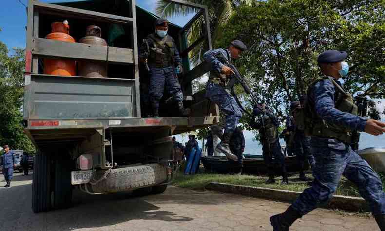 militares desembarcam de caminho em rua da cidade de El Estor, na Guatemala