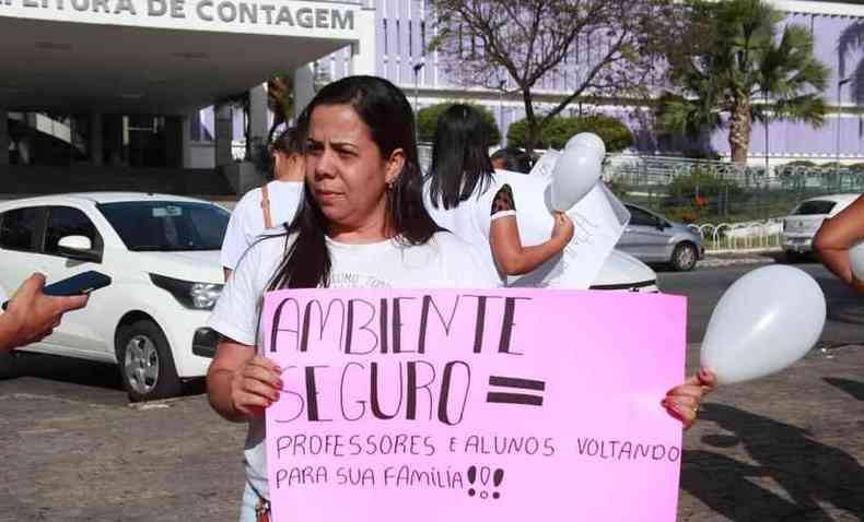 Na foto, Renata Braga me de aluno, segurando cartaz pedindo segurana