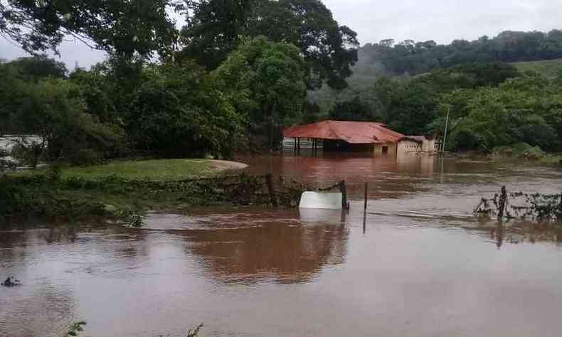 Bar inundado na beira do Rio Pardo Pequeno, em Monjolos, Regio Central de Minas (foto: Corpo de Bombeiros/Divulgao)