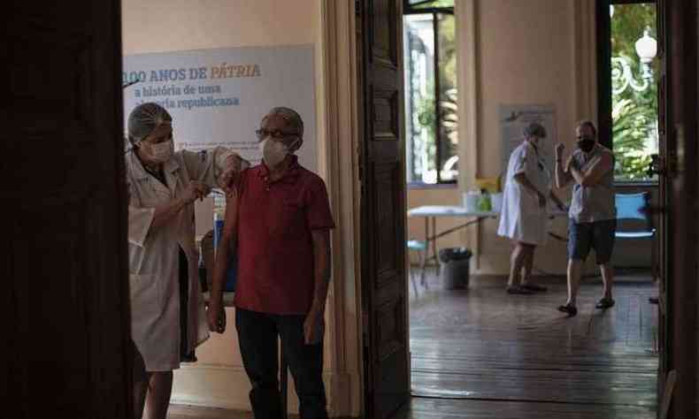 Pacientes recebem dose de vacina no Palcio do Catete, no Rio de Janeiro(foto: Mauro PIMENTEL / AFP)