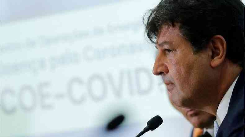 O ento ministro da Sade, Luiz Henrique Mandetta, quando foi confirmado primeiro caso de infeco por coronavrus no Brasil  em fevereiro do ano passado(foto: Reuters)