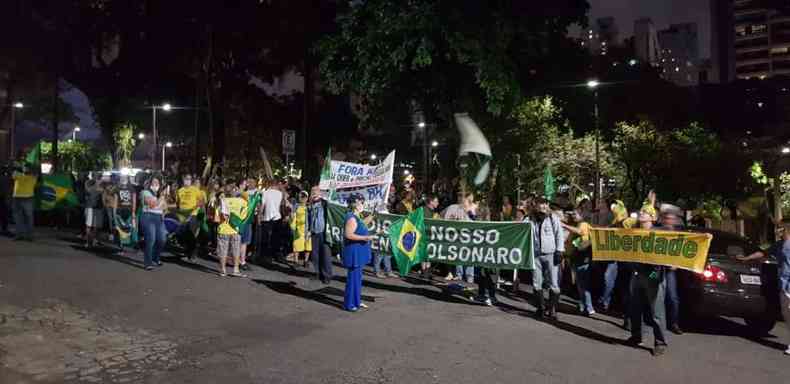 Manifestantes pr-Bolsonaro dirigiram ataques verbais ao prefeito de BH, Alexandre Kalil(foto: Tlio Santos/EM/D. A Press)