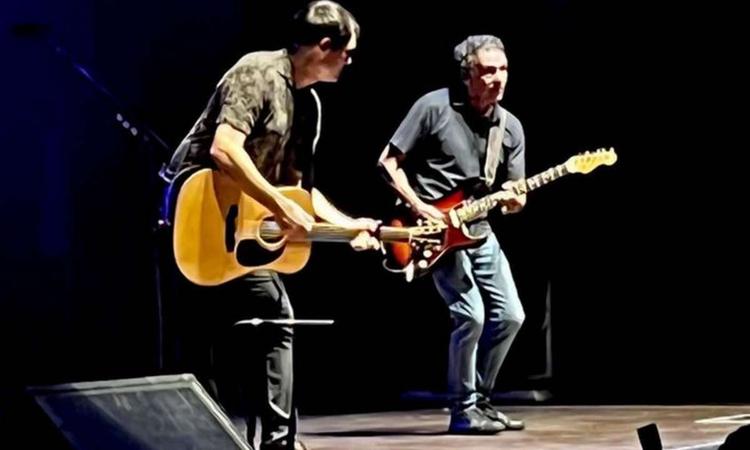 Samuel Rosa e Doca Rolim tocam guitarra no palco