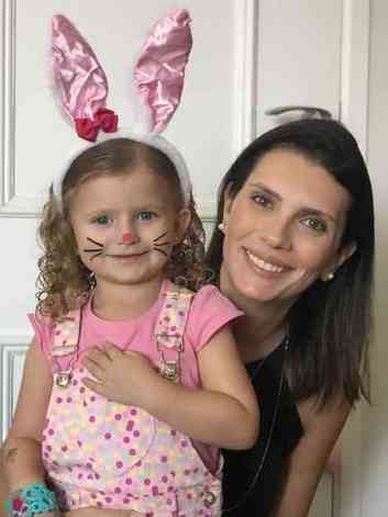 A psicloga Flavia Carnielli e a filha Maria Clara, de 3 anos: menina brinca de se fantasiar de personagens

