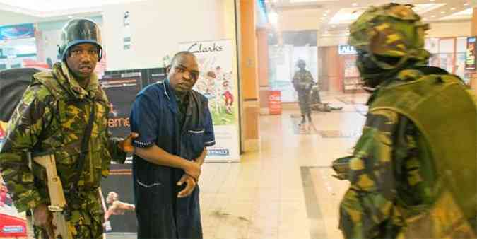 Homem gravemente ferido  resgatado por tropas quenianas no Westgate Mall(foto: AFP PHOTO/ JAMES QUEST )