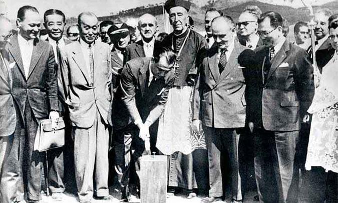Juscelino Kubitschek preside a solenidade de cravação da estaca inicial da Usiminas, com o engenheiro Amaro Lanari Júnior, o embaixador Yoshiro Ando e o então governador Bias Fortes(foto: Reprodução do livro Japoneses no Vale do Aço) Juscelino Kubitschek preside a solenidade de cravação da estaca inicial da Usiminas, com o engenheiro Amaro Lanari Júnior, o embaixador Yoshiro Ando e o então governador Bias Fortes(foto: Reprodução do livro Japoneses no Vale do Aço)