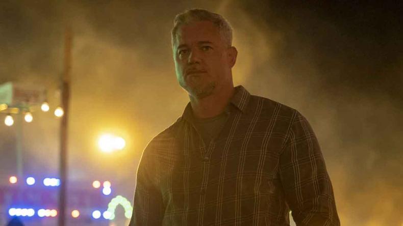 O ator Eric Dane olha para a cmera e tem atrs de si uma luz amarelada durante cena da srie Euphoria