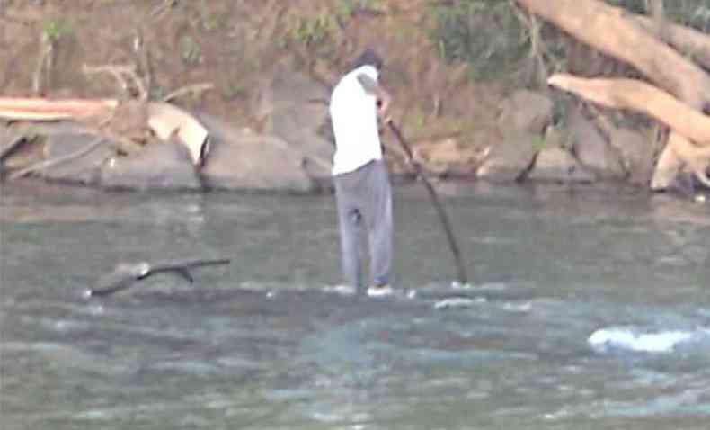 Rapaz ficou em cima de uma pedra, no Rio Piracicaba, ameaando se matar caso a polcia se aproximasse(foto: Divulgao PM)