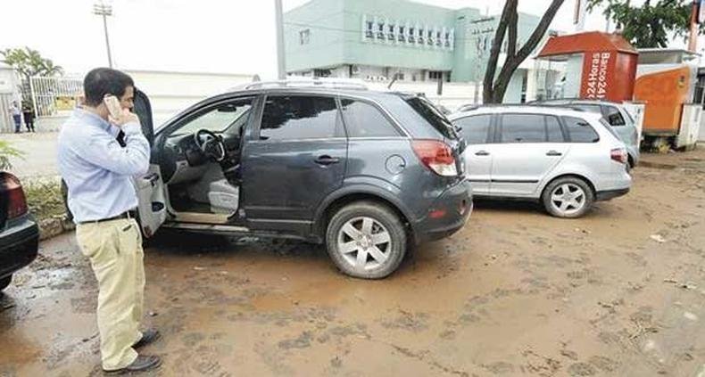 Engenheiro Leandro Mereu chegou do Rio de Janeiro na manhã de ontem e encontrou o carro alagado no estacionamento do aeroporto da Pampulha(foto: Jair Amaral/EM/D.A.Press) Engenheiro Leandro Mereu chegou do Rio de Janeiro na manhã de ontem e encontrou o carro alagado no estacionamento do aeroporto da Pampulha(foto: Jair Amaral/EM/D.A.Press)