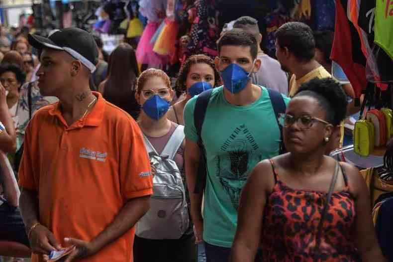 Muitos ainda andam pelas ruas no Brasil sem se preocupar com aglomeraes e proteo contra o vrus(foto: Nelson Almeida/AFP)