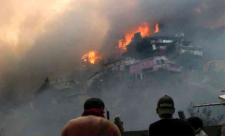 O fogo avanou rapidamente na direo de casas de madeira(foto: RAUL ZAMORA / ATON CHILE / AFP)