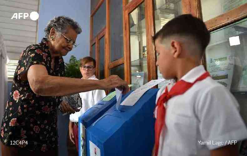 Idosa vota em Santa Clara, em Cuba, durante eleio para ratificar a nova Assembleia Nacional, em 11 de maro de 2018