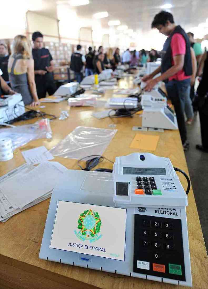 Funcionrios do TSE preparam as urnas eletrnicas para as eleies gerais de outubro, em Braslia, em 22 de setembro de 2010 ( AFP / Evaristo Sa)
