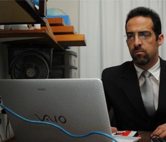 O advogado e escritor Lcio Alberto de Resende Jnior s usa software proprietrio quando no tem jeito. Ele  adepto do Firefox e do sistema operacional Ubuntu e se diz satisfeito com a proteo contra vrus (foto: Tlio Santos/EM/D.A Press)