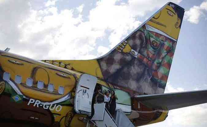 Avio que carrega a seleo brasileira  destaque em todos os aeroportos que pousa(foto: REUTERS/Nacho Doce )