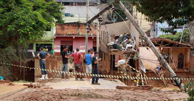 Ruas de Raul Soares viraram canais de lama depois que o Rio Matipó transbordou. Na mesma cidade, população levanta prejuízos com desabamentos (foto: Edésio Ferreira/EM/D.A Press)