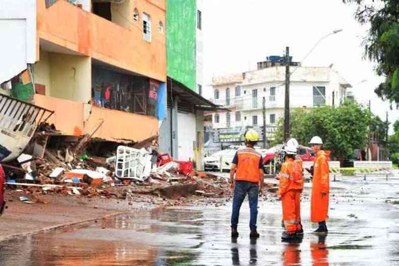 Equipes dos Bombeiros, da Defesa Civil e engenheiros da UnB e do Crea avaliam o risco de desabamentos dos prédios vizinhos