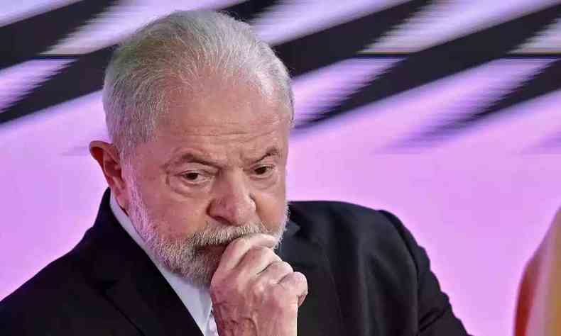 Lula com a mo na boca olhando para baixo