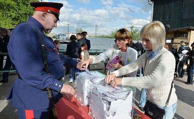 Nas c�dulas de voto do referendo, impressos em russo e em ucraniano, � perguntado se os cidad�os apoiam a proclama��o da autonomia estatal da Rep�blica Popular de Donetsk(foto: YURI KADOBNOV / AFP)