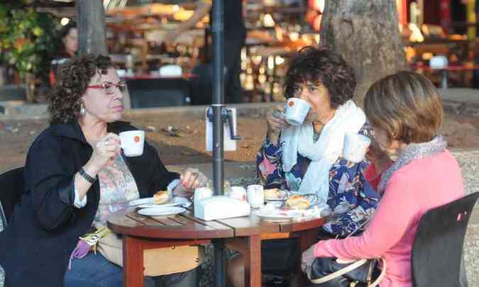 As amigas Maria Amlia, Eneli e Eneida aproveitaram o clima frio para tomar um caf(foto: Gladyston Rodrigues/EM/D.A PRESS)