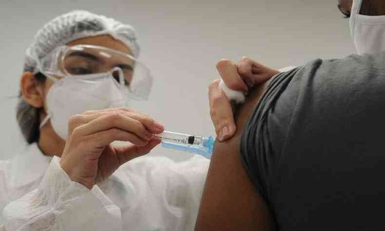 Medida pretende avanar a vacinao no pas e evitar desperdcio de doses(foto: Leandro Couri/EM/D.A Press)