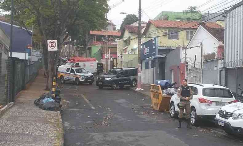 Batalho de Operaes Especiais (Bope), uma ambulncia do Samu e viaturas da Polcia Militar esto no local