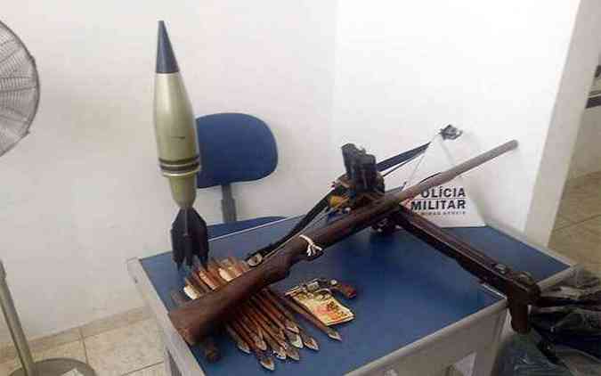 Alm do morteiro, foi apreendido uma arma usada para lanar dardos(foto: Polcia Militar/Divulgao)