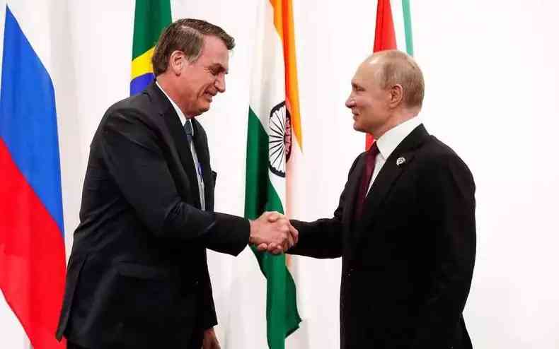 Bolsonaro e Putin cumprimentam 