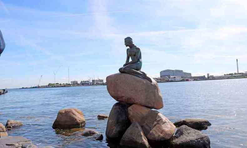 Escultura da Pequena Sereia sentada em uma pedra no cais de Langelinie  o ponto mais famoso de Copenhague(foto: Teresa Caram/EM/D.A Press)