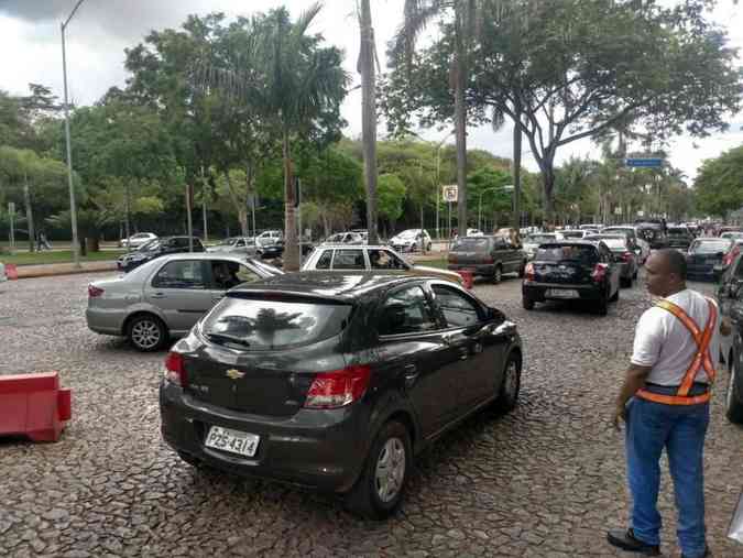 Movimentao de carros  intensa no entorno da PUC e na UFMG na chegada para o EnemEdsio Ferreira/EM/D.A Press