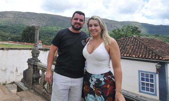O casal de namorados Ricardo Caetano e Renata Figueiredo, moradores do Rio de Janeiro, estranhou a situação precária do calçamento do Centro Histórico (foto: Alexandre Guzanshe/EM/DA Press) O casal de namorados Ricardo Caetano e Renata Figueiredo, moradores do Rio de Janeiro, estranhou a situação precária do calçamento do Centro Histórico (foto: Alexandre Guzanshe/EM/DA Press)