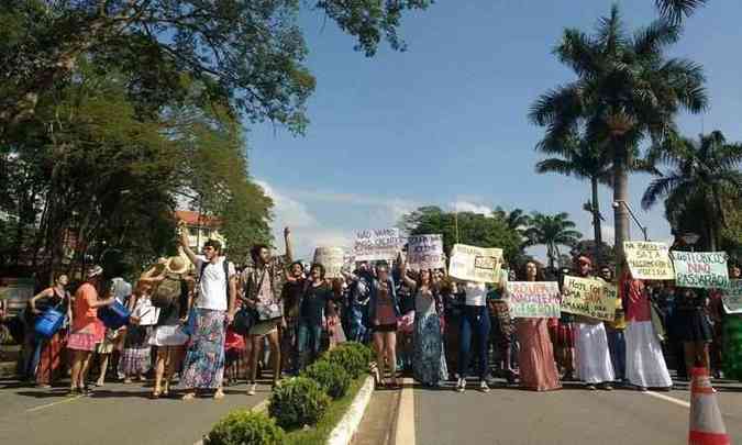 Protestos fecham entrada da universidade na ltima quinta-feira (foto: Sebastio Filho/ Divulgao)